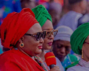 Aisha Buhari Under Fire For Sharing Fake CBN Release On Old Notes