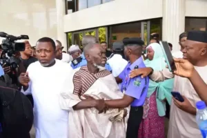 (Video) Moment Lamidi Apapa was disgraced, booed in Presidential Election Tribunal Court