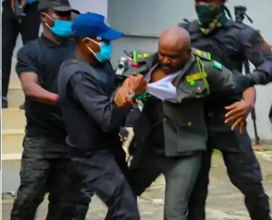 Drama as DSS and prison operatives fight dirty over Emefiele’s custody (Video)