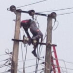 Picture of an electrocuted man on a pole