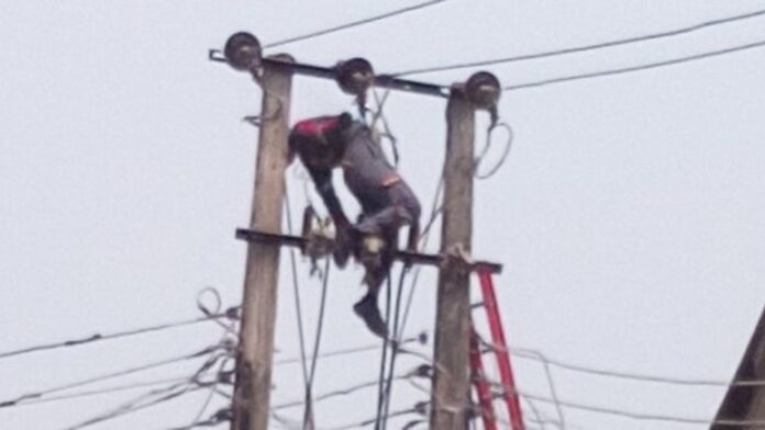 Picture-of-an-electrocuted-man-on-a-pole Picture of an electrocuted man on a pole