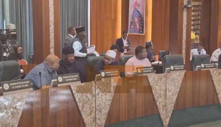 fg-inaugurates-new-minimum-wage-committee-(photo)