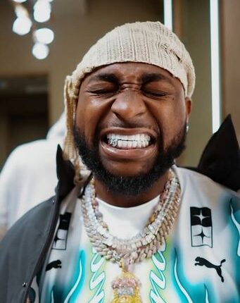 davido-flaunts-newly-acquired-diamond-teeth-(photos)